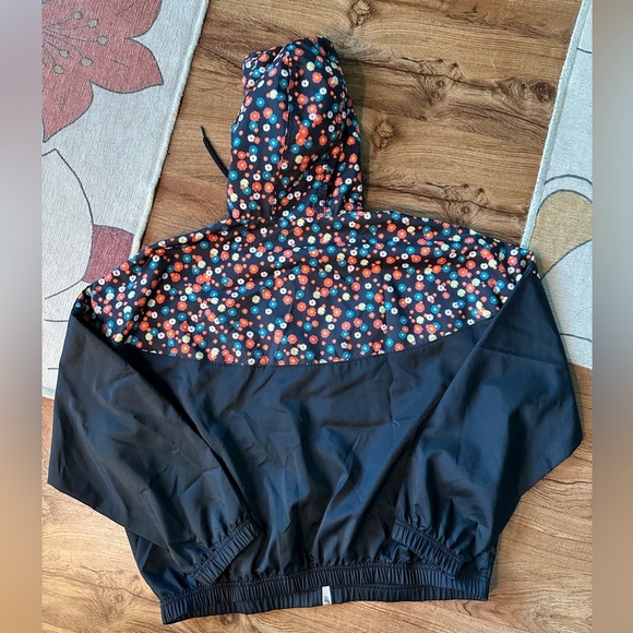 Nike Heritage Woven Floral lightweight Jacket. Size small. Like new condition - Picture 8 of 8
